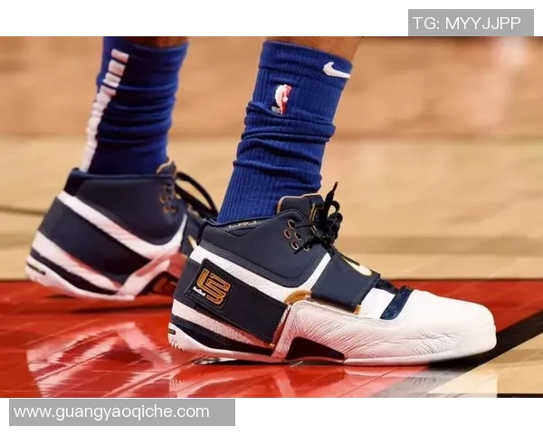 最新足球球星专属战靴揭秘，科技与设计的完美融合助力场上表现