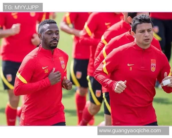 足球球星赛后情绪失控怒摔水杯引发场边巨大争议与热议